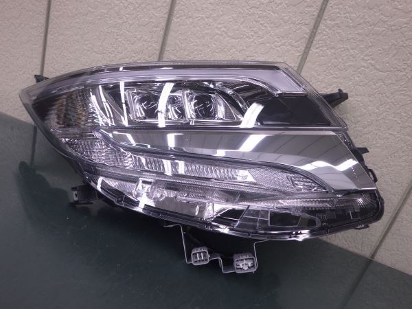 2177341 エスクァイア 80系 後期 右ライト LED コーナリング無 ICHIKOH