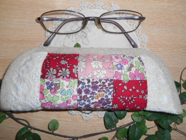 ハンドメイド　リバティパッチワーク　眼鏡ケース　縦型　ピンク_1