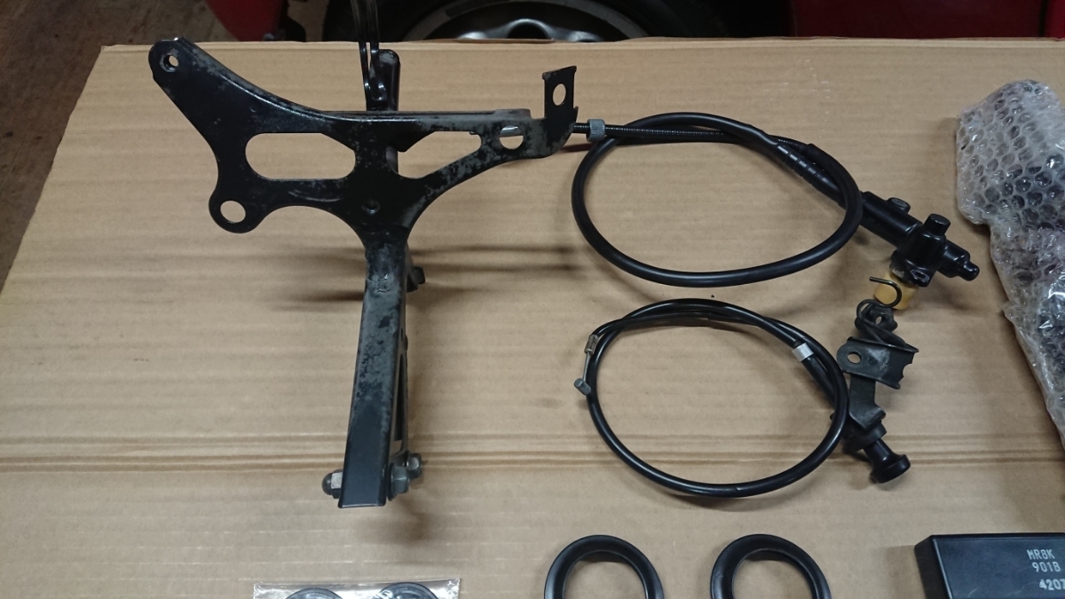 RVF400 純正カウルセット RVF400に適合する｜アッパーカウル・フロント