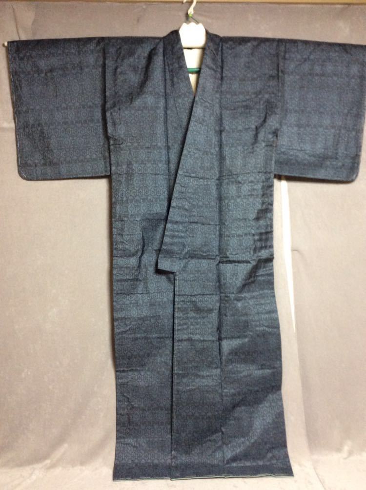 QM1097《未使用 美品》 和装 着物 本場大島紬 青色 幾何学模様 絹素材 /仕付け糸付き