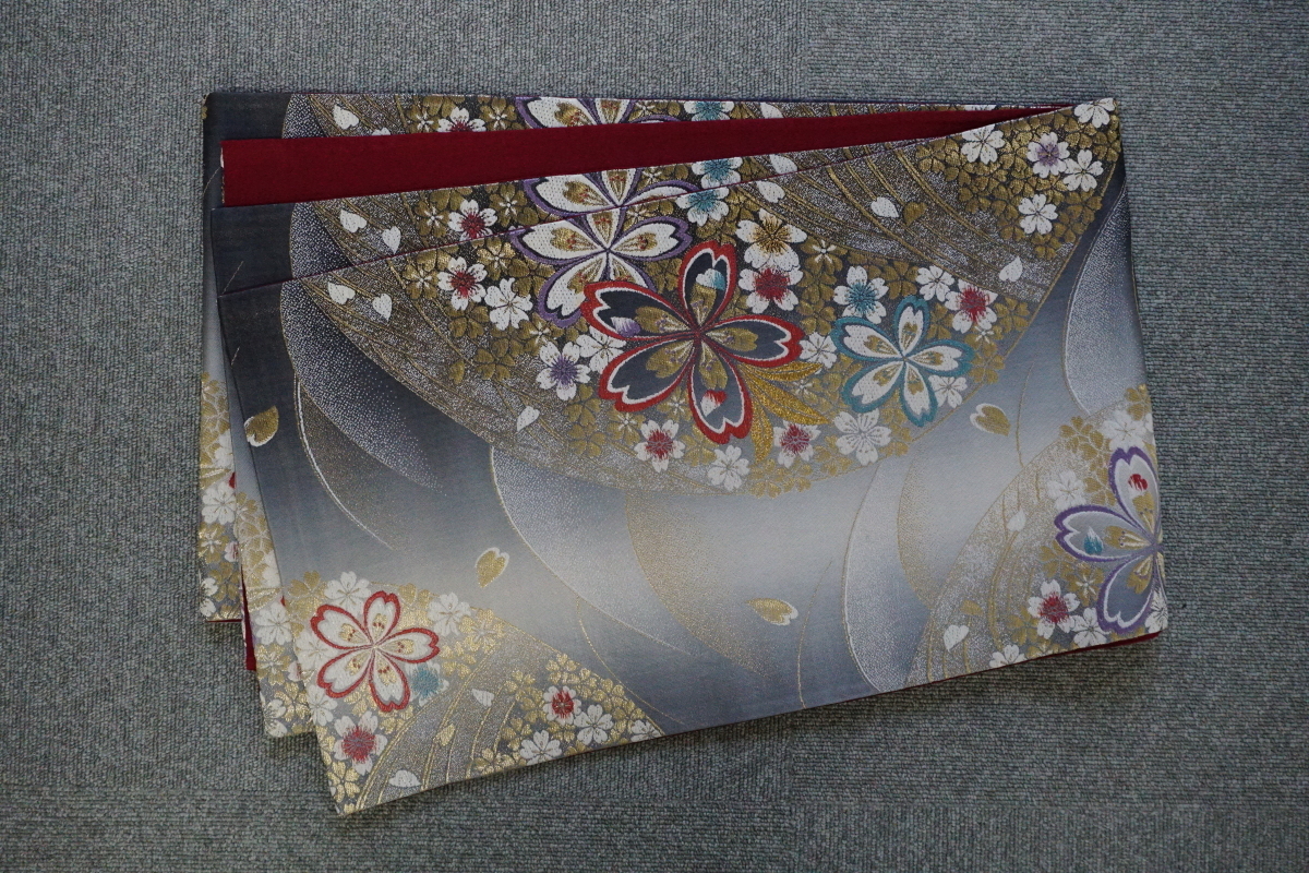 ZY-593 袋帯 太鼓柄 正絹 三色グラデ 花唐草 ラメ糸 お洒落 上質 名品 袋帯 お太鼓柄 秀品 箔 正絹 草花 名品 金糸 御所車 中古 灰色 正絹