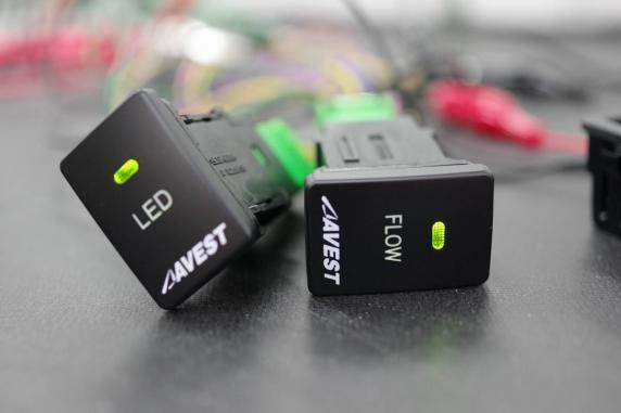 社外品■AVEST　アベスト■Vertical Arrow ウインカー用　トヨタAタイプ　純正風スイッチ　２個　ＬＥＤイルミ　未使用品■Ａ規格　枠付き
