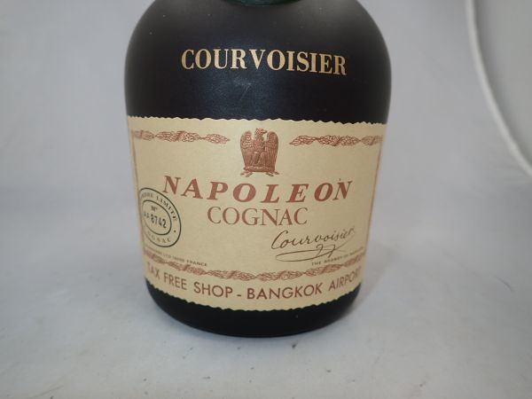 【未開栓 】古酒 クルボアジェ　ナポレオン　コニャック　COURVOISIER NAPOLEON COGNAC 700ml 箱付　バンコクエアポート