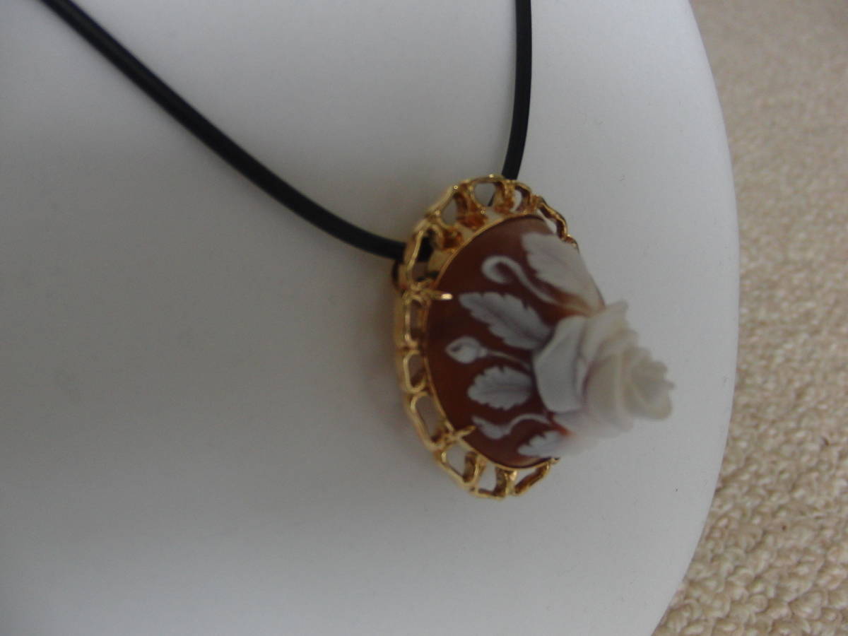 美品・希少☆目を引く超立体☆シンプルな薔薇・ばらのシェルカメオ 