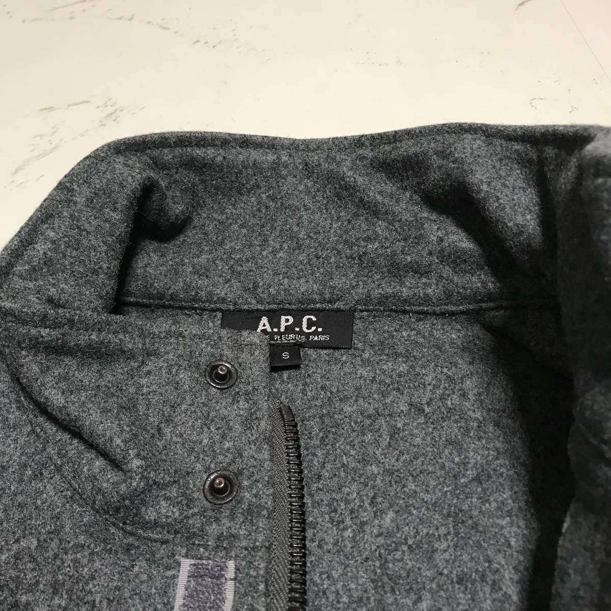 訳アリ フランス製★A.P.C. アーペーセー★ウール ミリタリーコート riri M-65 ジャケット ブルゾン ジップアップ グレー size S アーペーセー A.P.C. マフラー ｜A.P.C. | アーペーセー日本公式オンライン