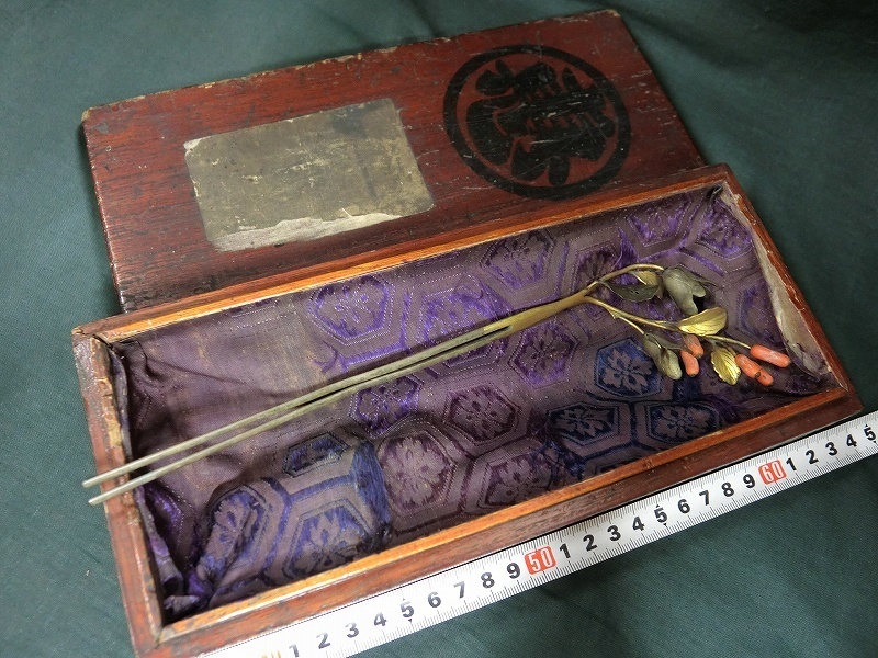 A6478 A6478 江戸明治期 鍍金四分一 珊瑚付金工花図かんざし 木箱：嘉永年号 江戸明治期 鍍金四分一 珊瑚付金工花図かんざし 木箱：嘉永年