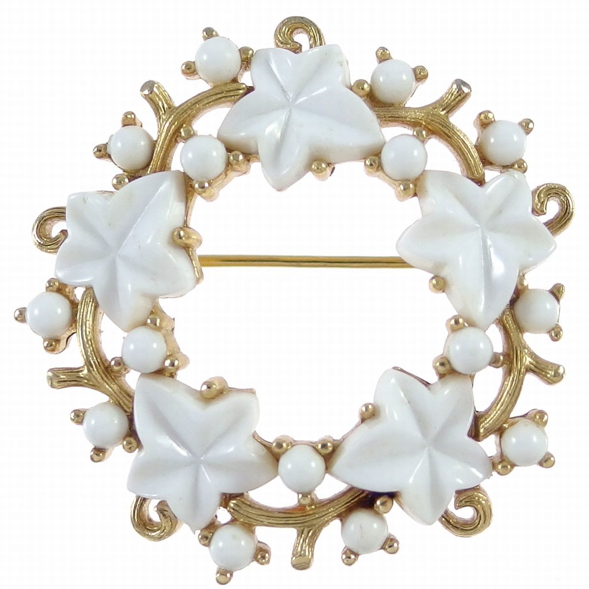 A4457◆【CROWN TRIFARI】 ◆ ヴィンテージブローチ ◆ リース型 * 白い葉っぱの飾り ◆ 1950s～1960s ◆