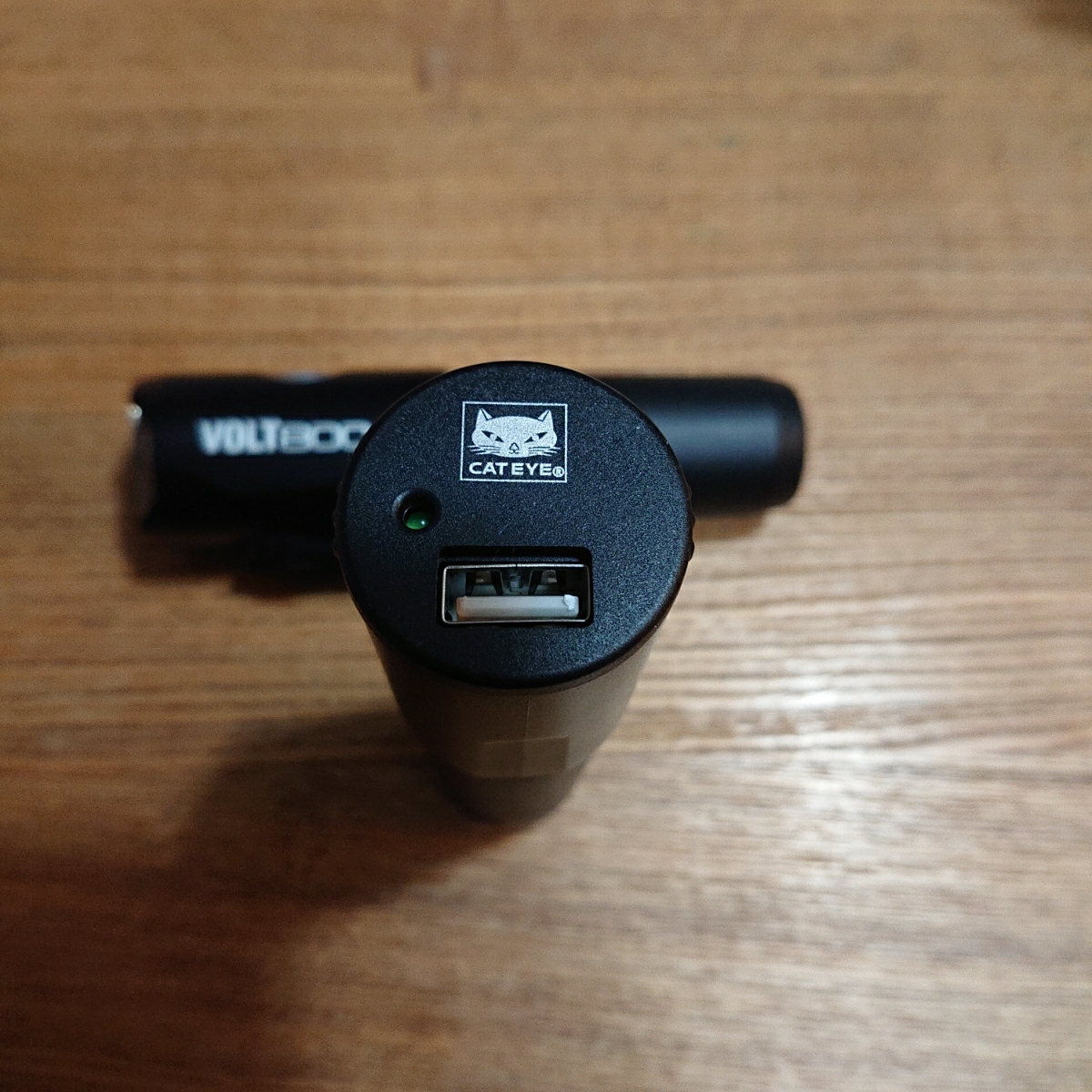 Volt800 Cateye キャットアイ ボルト800 充電器 予備バッテリ付属 白色燈 売買されたオークション情報 Yahooの商品情報をアーカイブ公開 オークファン Aucfan Com