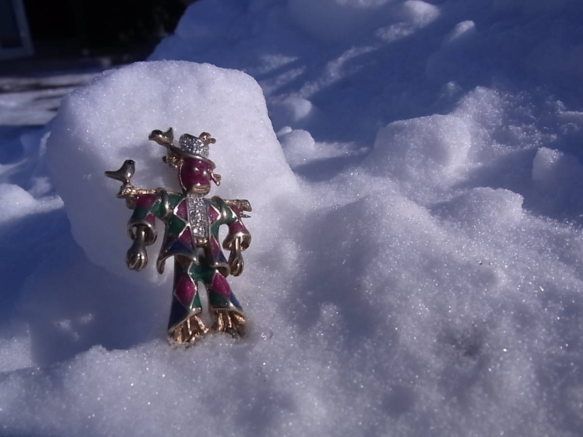 雪と戯れるピエロ コスチュームアクセサリー おどけたピエロのブローチ ブローチ 売買されたオークション情報 Yahooの商品情報をアーカイブ公開 オークファン Aucfan Com
