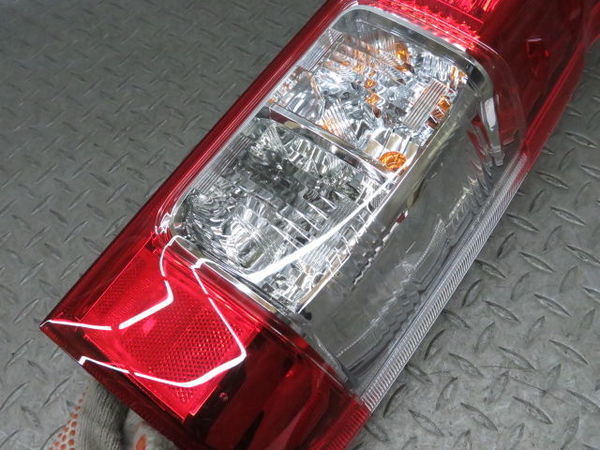 【新車外し】ハイエース 8型 純正テールランプ 寒冷地仕様 左右セット 新車外し ハイエース200系8型テールランプ寒冷地仕様 トヨタ純正