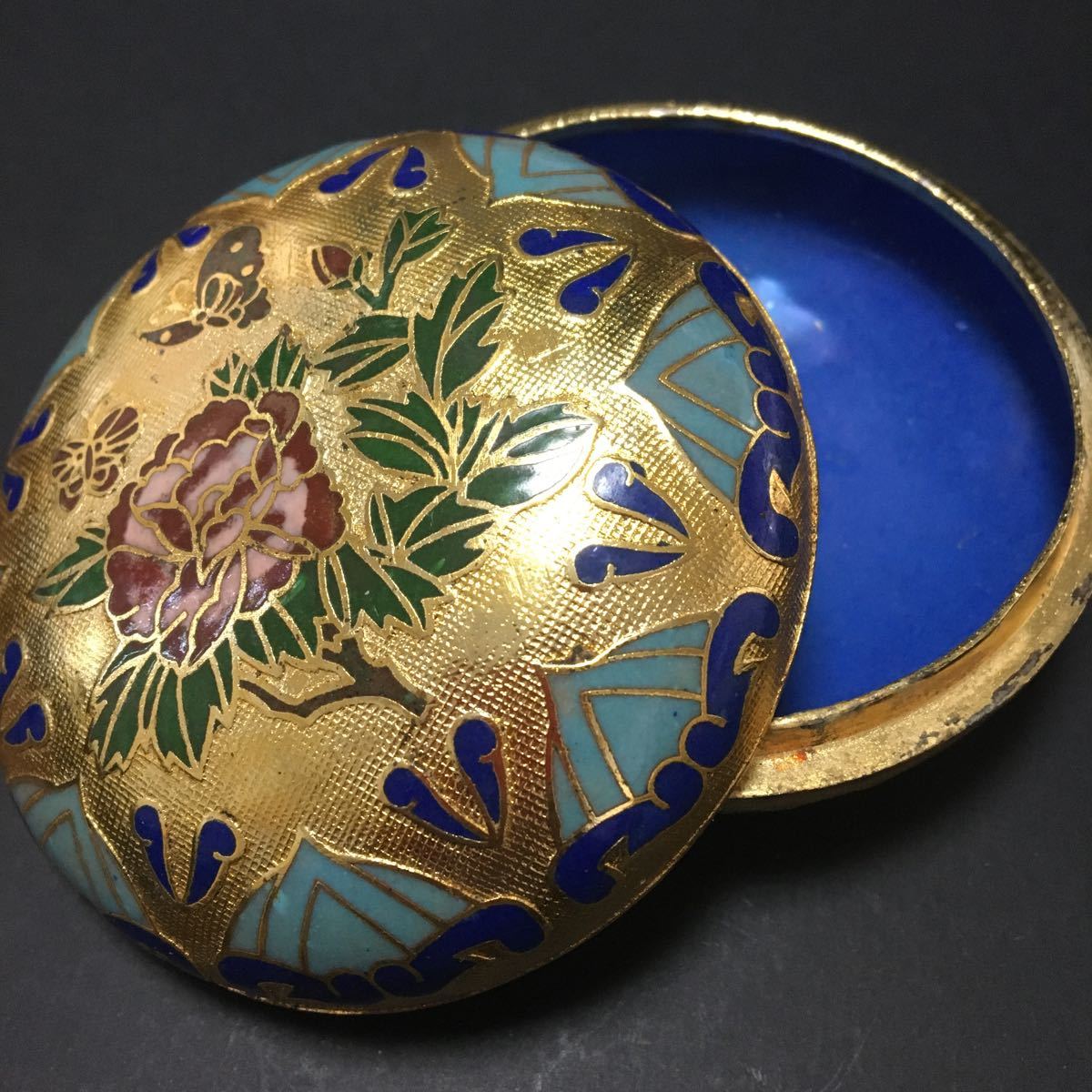  ジュエリーケース 蓋付蝶々牡丹 美装飾 陶器 金装飾 玄関 印鑑入れ 小物ケース 直径80mm 香入れ 220g 20/01 J2(小物入れ)｜売買されたオークション情報、yahooの商品情報をアーカイブ公開 - オーク 小物入れ