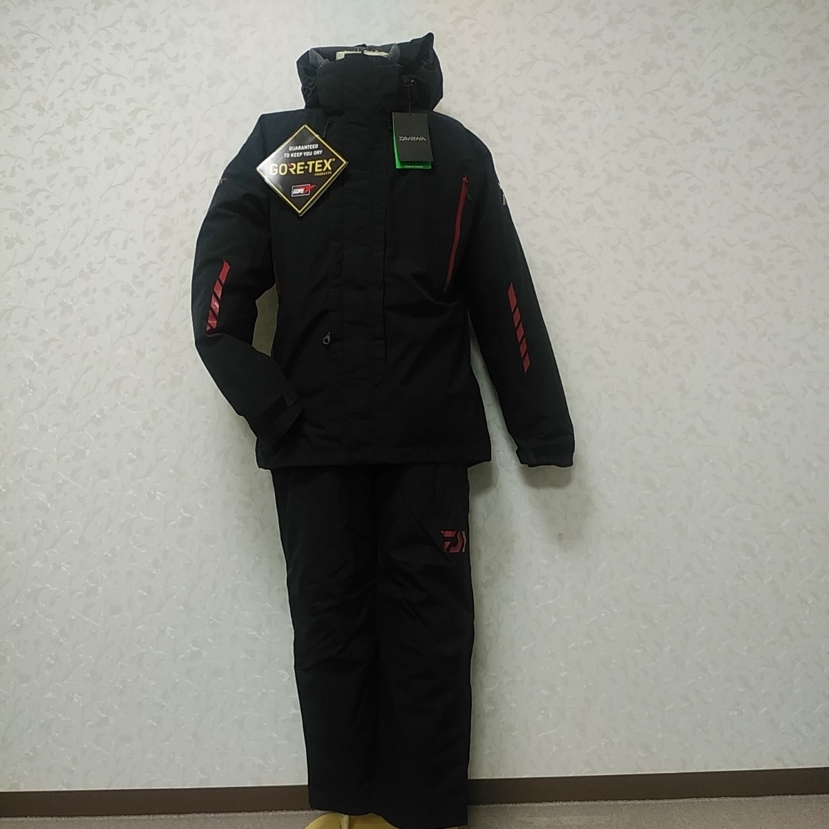  ダイワ ゴアテックスファブリクス コンビアップ ウィンタースーツDW-1906 ブラックMサイズ 価格(フィッシングスーツ)｜売買されたオークション情報、yahooの商品情報をアーカイブ公開 - オー フィッシングスーツ