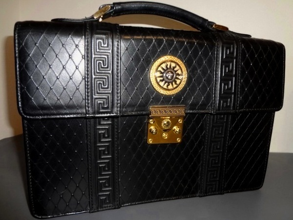 グレカ | VERSACE 長財布 0 ブラック,シルバー 良品◆GIANNI VERSACE◆太陽神×黒革グレカ柄×ダイヤ調型押ブリーフケース◆ハンドル付きセカンドバッグ◆黒×金銀系◆書類鞄◆ブラック系