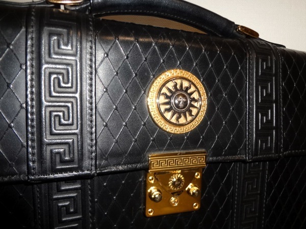 グレカ | VERSACE 長財布 0 ブラック,シルバー 良品◆GIANNI VERSACE◆太陽神×黒革グレカ柄×ダイヤ調型押ブリーフケース◆ハンドル付きセカンドバッグ◆黒×金銀系◆書類鞄◆ブラック系