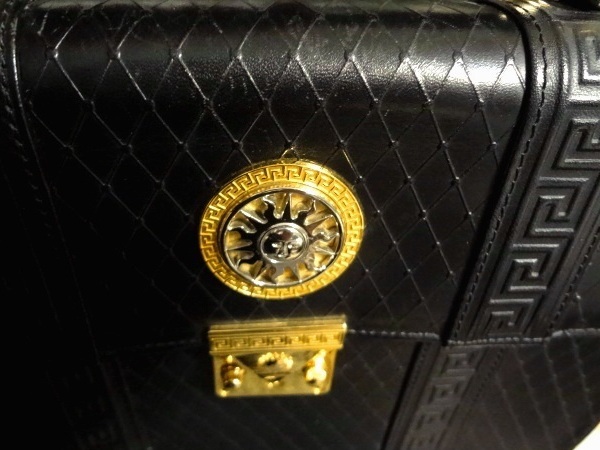 グレカ | VERSACE 長財布 0 ブラック,シルバー 良品◆GIANNI VERSACE◆太陽神×黒革グレカ柄×ダイヤ調型押ブリーフケース◆ハンドル付きセカンドバッグ◆黒×金銀系◆書類鞄◆ブラック系