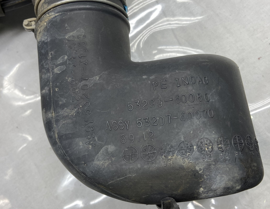 1UPJ-77702560]BMW 523d F10 LCI(FW20)エアクリーナーボックス 中古