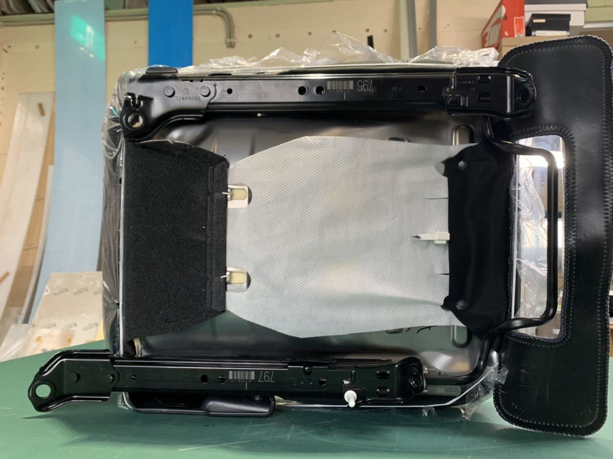 ハイエース 運転席 助手席シート 新車外し_7