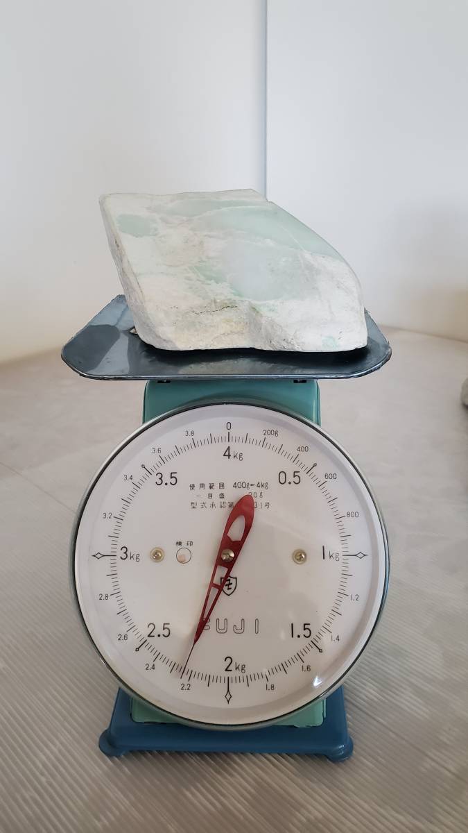 糸魚川翡翠・翡翠原石翡翠原石・約2.2kg・ 糸魚川 翡翠 原石 2