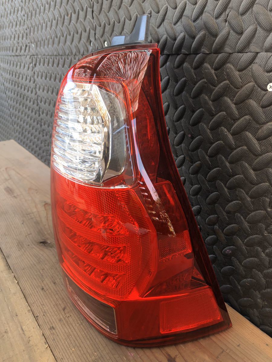 格安 購入 TOYOTA HILUX SURF ハイラックスサーフ 215 右テールランプ