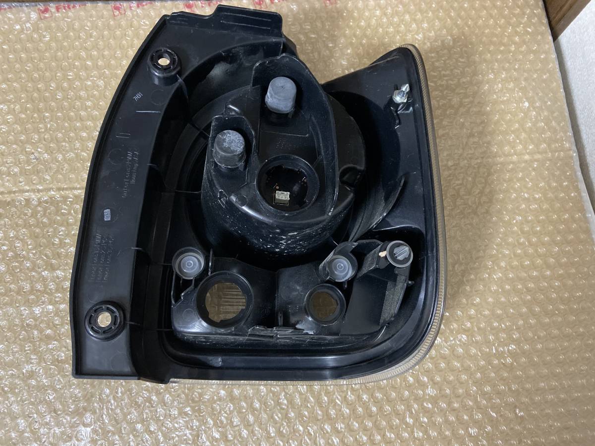 LA800/810S ムーヴキャンバス 左 助手席側 LEDテールランプ ムーヴ
