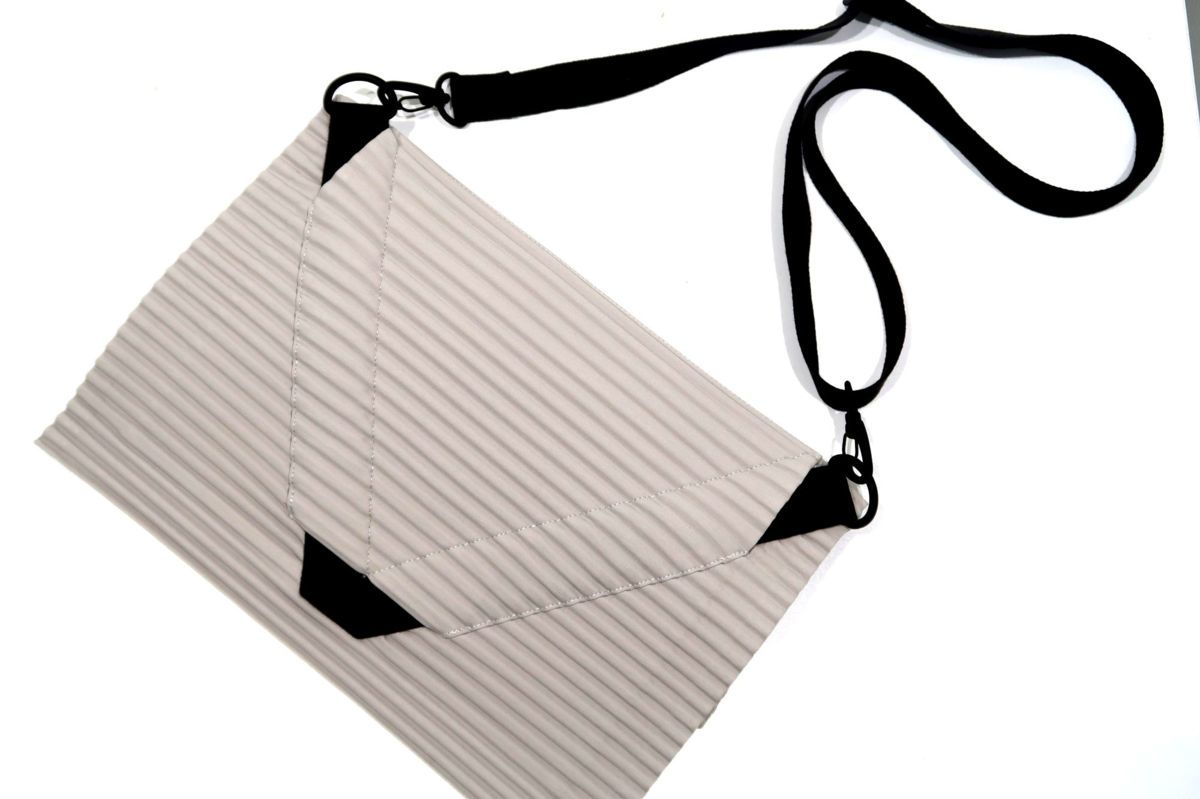 定価2.6万超 未使用 超美品 HOMME PLISSE HP01AG512 イッセイミヤケ 