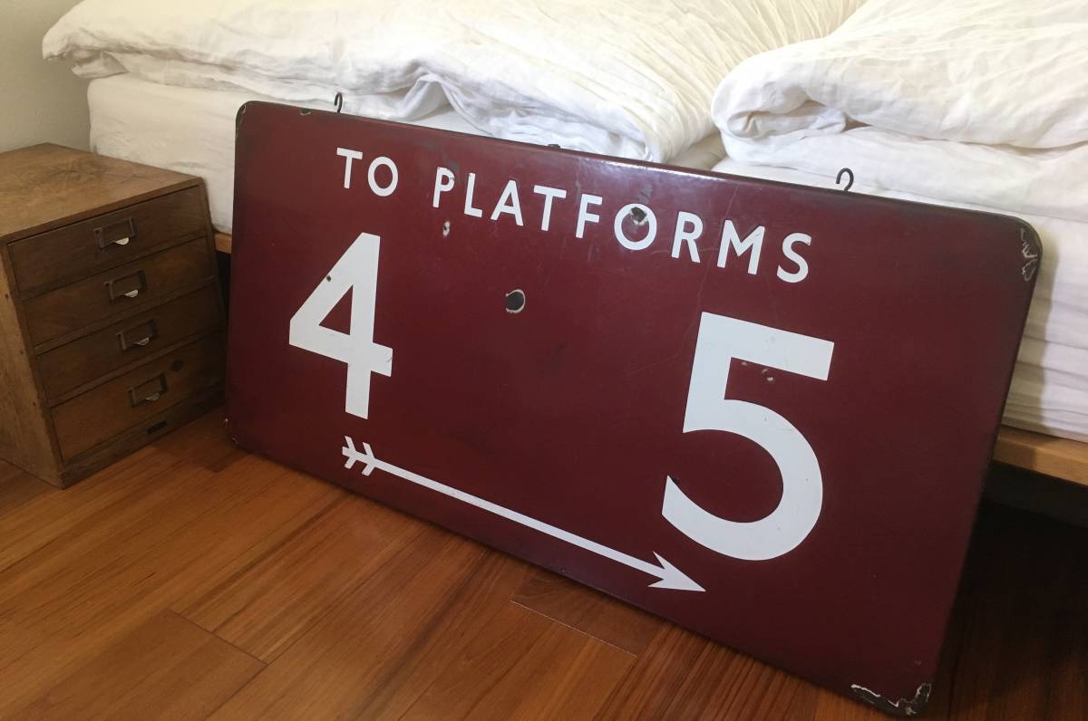 HP.DECOで購入 イギリスの駅の看板 トラックファニチャー・パシフィックファニチャーがお好きな方にも!