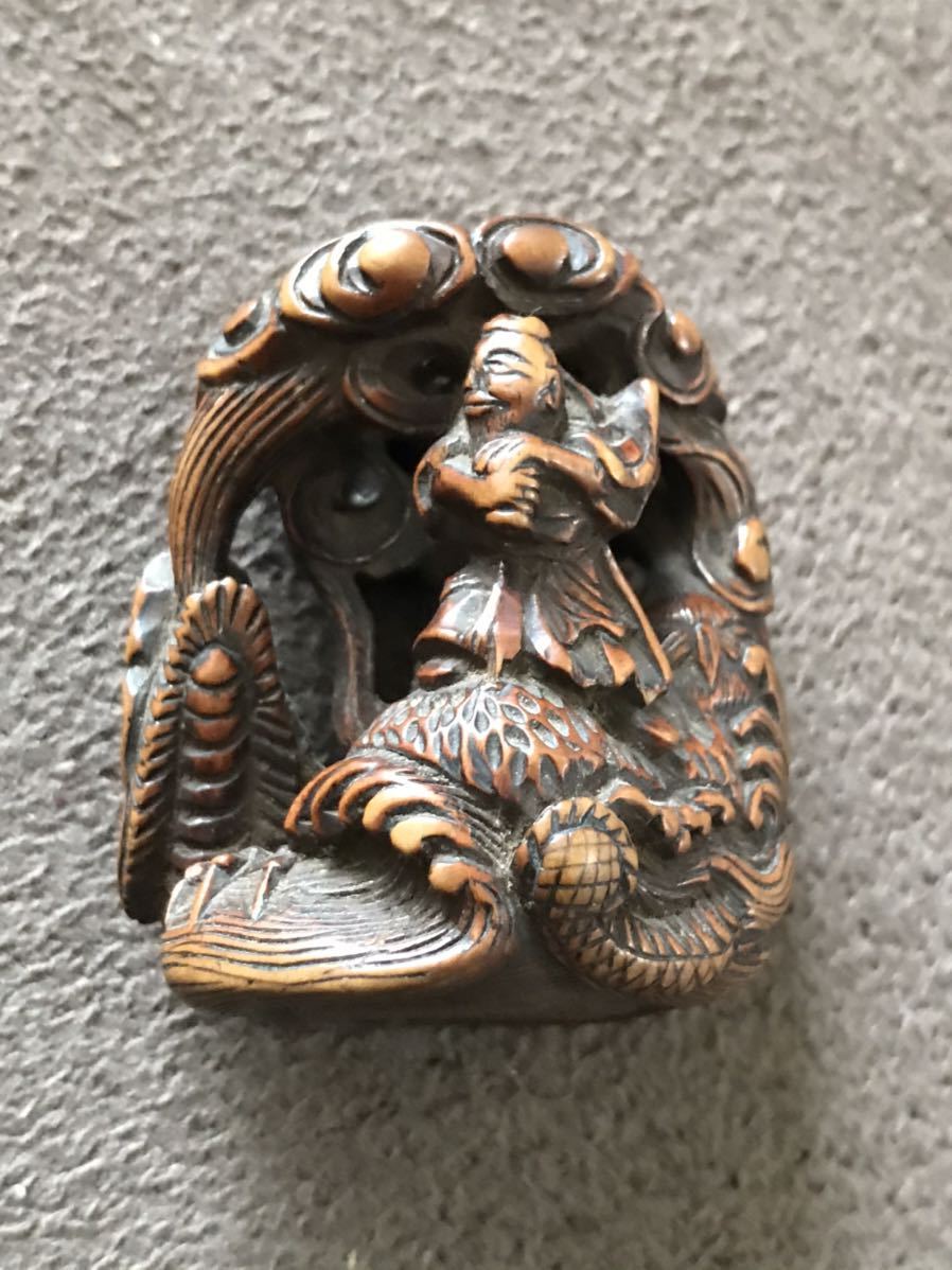 正富(花押)銘 龍と人物根付 在銘 正冨 木彫り 透かし彫り 木製 根付 根付け 彫刻 骨董 アンティーク 印籠 緒締 提げ物