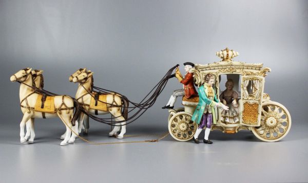 レア【アンティーク】馬車型 オルゴール 小物入れ 英国 イギリス 印度製 西洋アンティーク 陶器製 馬車型オルゴール 置物 某館収蔵買取品[K26qw