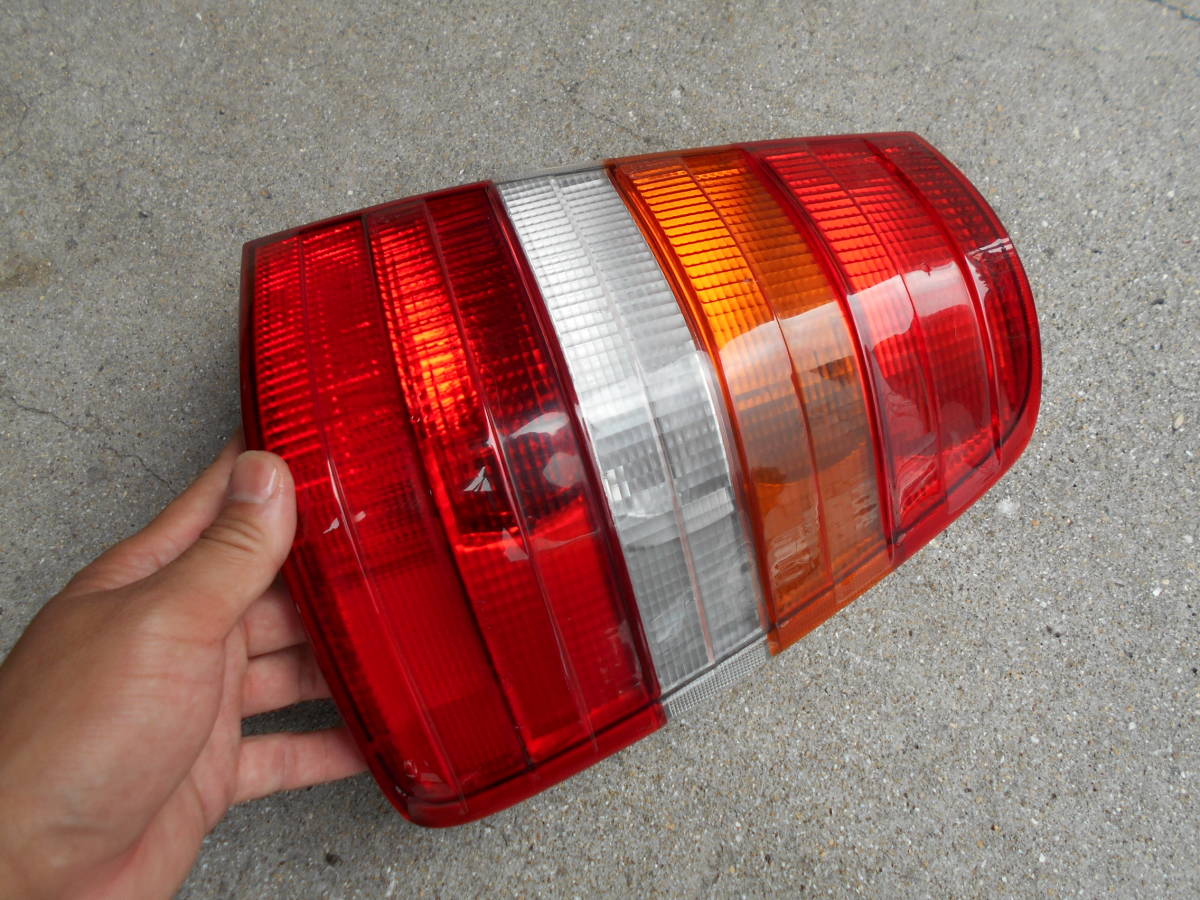 ベンツ W124⁄TE ワゴン用 テールランプ 右側 純正 美品 某日、純正左
