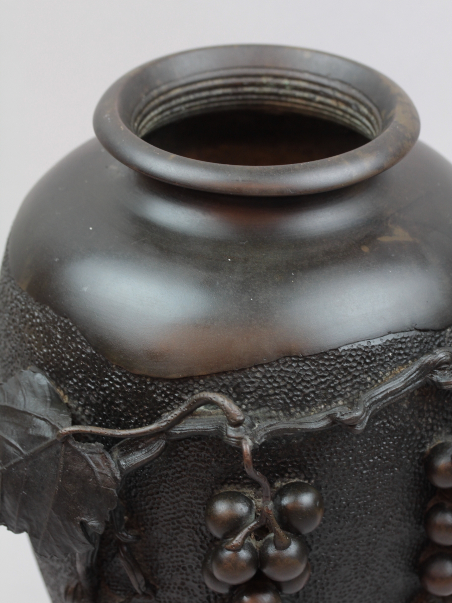古銅 赤堀信平造 鋳銅葡萄高彫花瓶 極上品 希少良品 古玩 古道具 花瓶