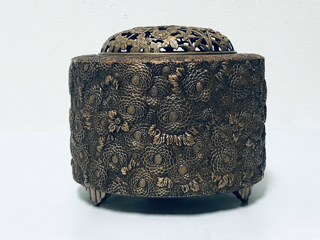 香炉 香爐 佐野宏采 手毬花彫刻 蓋にも花草彫り 三足鼎立 銅製 金属