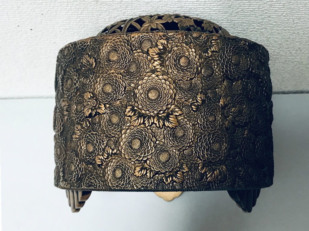 香炉 香爐 佐野宏采 手毬花彫刻 蓋にも花草彫り 三足鼎立 銅製 金属