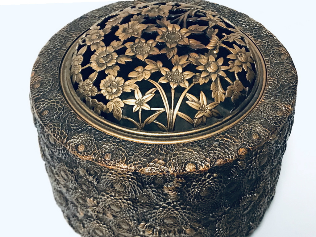 香炉 香爐 佐野宏采 手毬花彫刻 蓋にも花草彫り 三足鼎立 銅製 金属