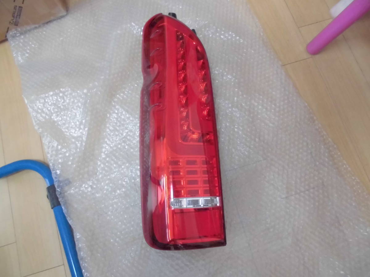 TOMS製200系ハイエース用LEDテールランプ左のみ メルカリ テールランプ 