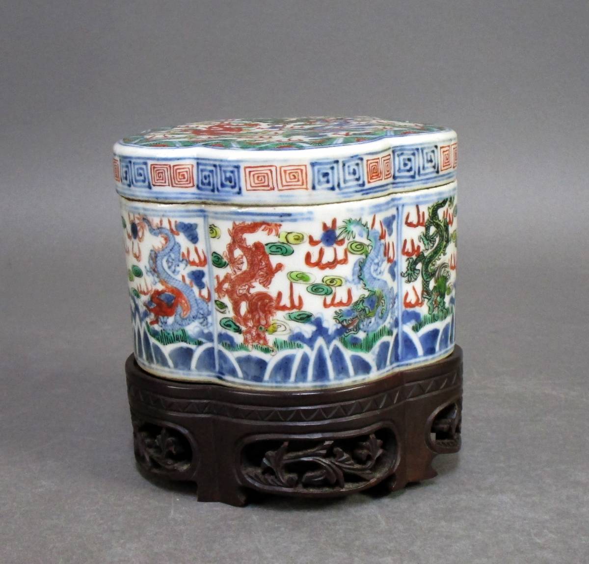 大明萬暦年製蓋物 染付色絵雲中三頭龍乱舞文梅花鉢 最大経13cm&times;高さ9cm 重さ1.1kg 唐木置台付き 桐箱入り(色絵磁器)｜売買されたオークション情報、yahooの商品情報をアーカイブ公開 - オー 骨董陶磁器一般