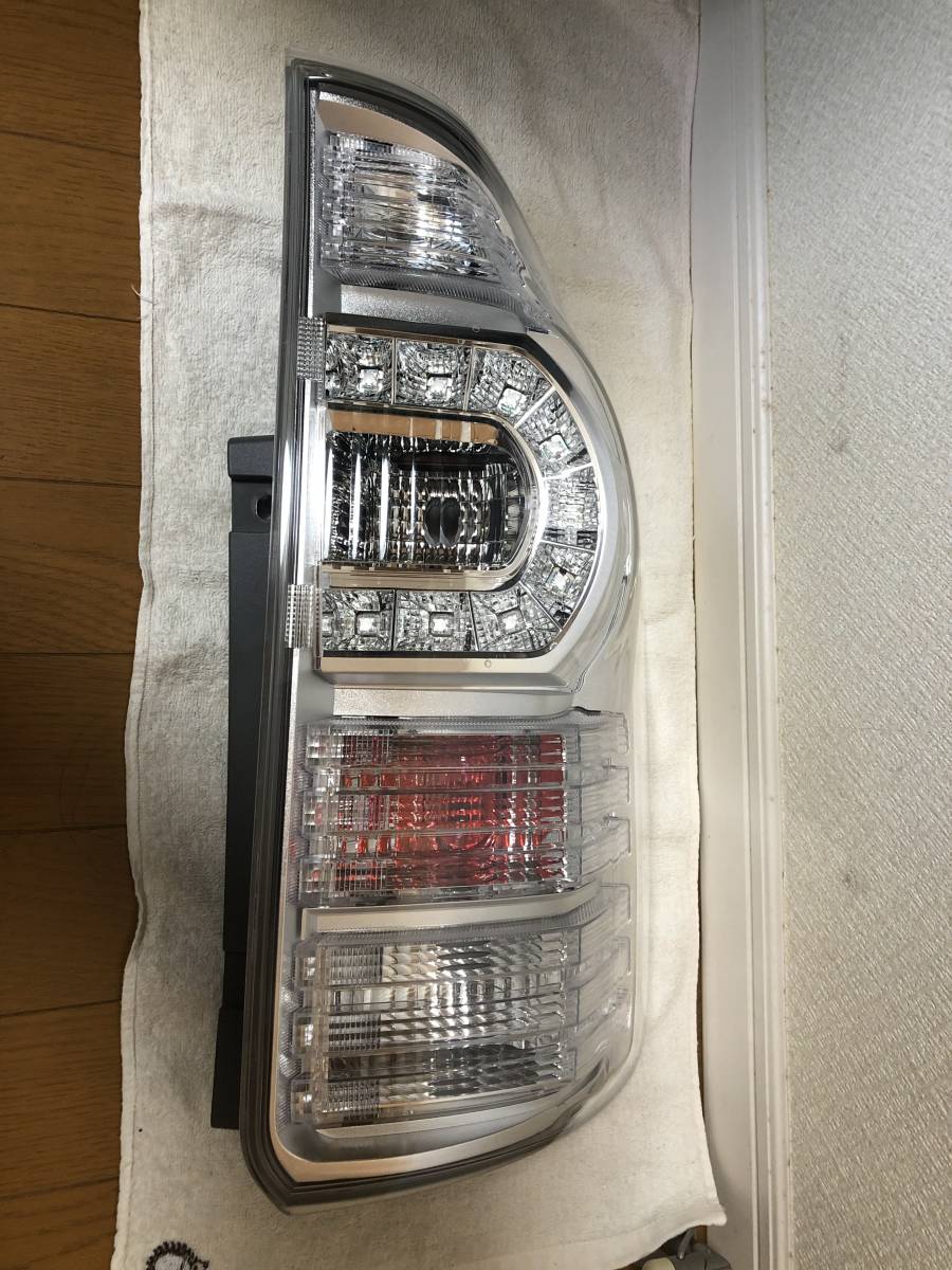 テールランプ 純正 後期 ヴォクシー トヨタ [FZRR70 0 ヴォクシーZRR70 
