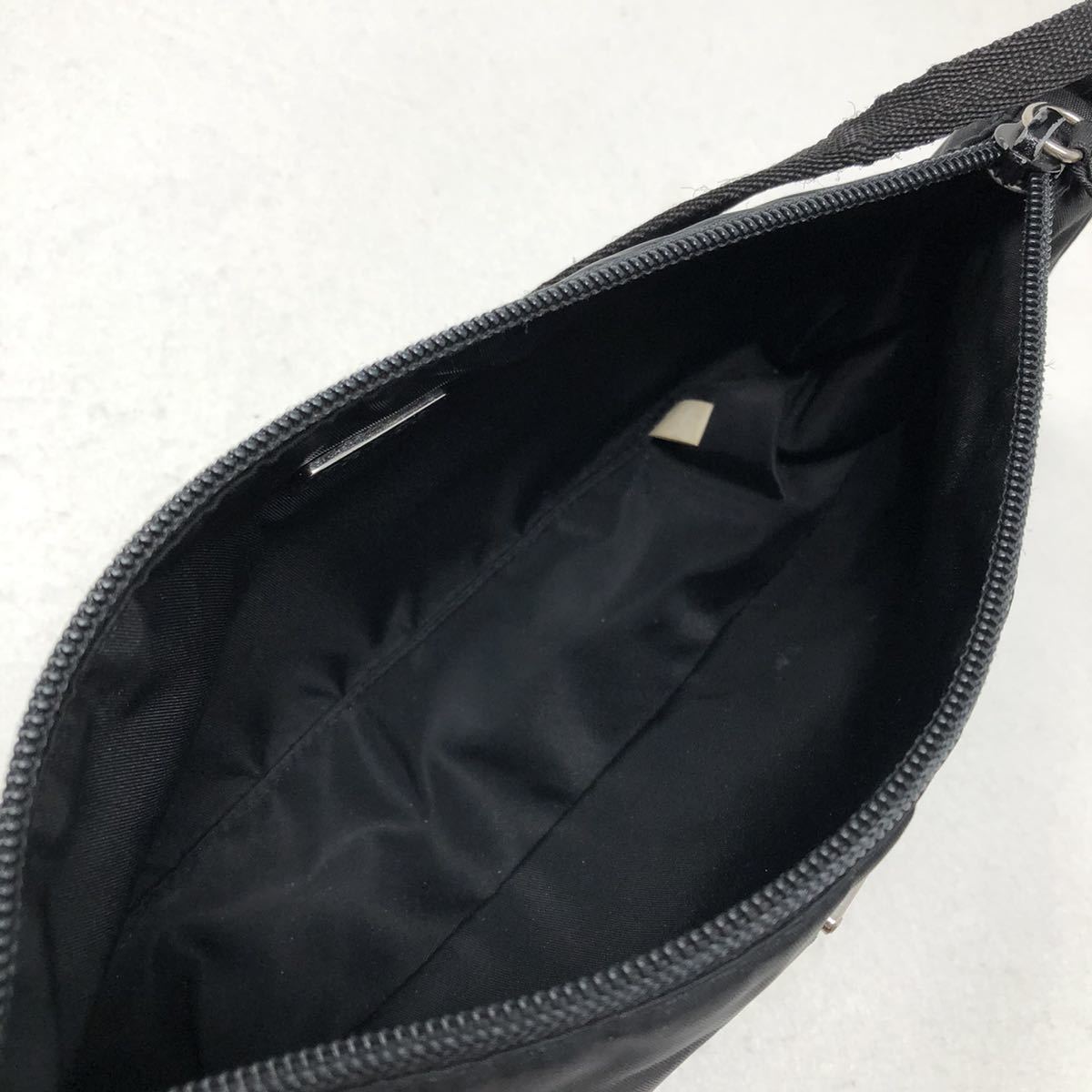 プラダ PRADA 化粧品ポーチ 三角ロゴ 黒 ナイロン 鞄 ミニハンドバッグ 