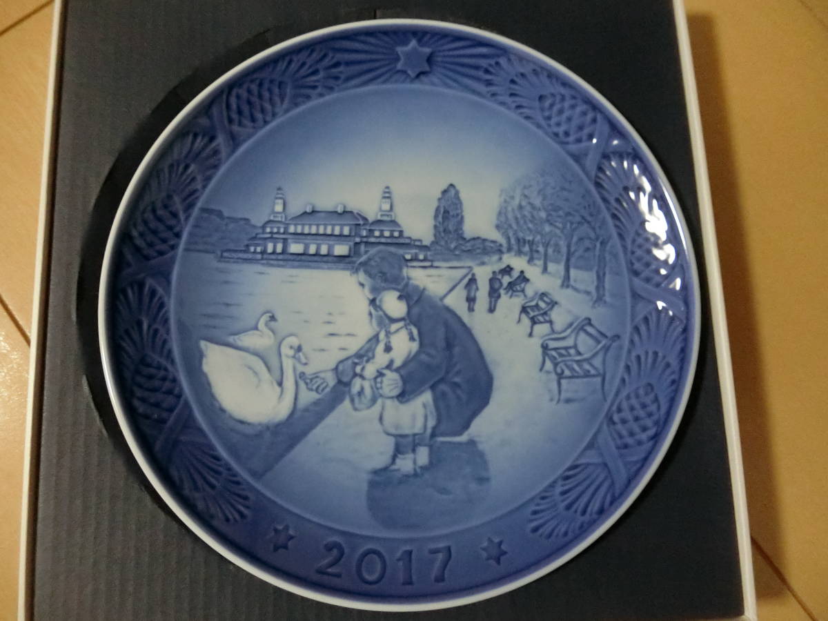 送料無料・新品・部屋保管品　☆　ロイヤルコペンハーゲン　２０１７年　イヤーズプレート　１枚　　　 ロイヤルコペンハーゲン Crackle)貫入 Celadon クリスマス イヤープレート 食器棚