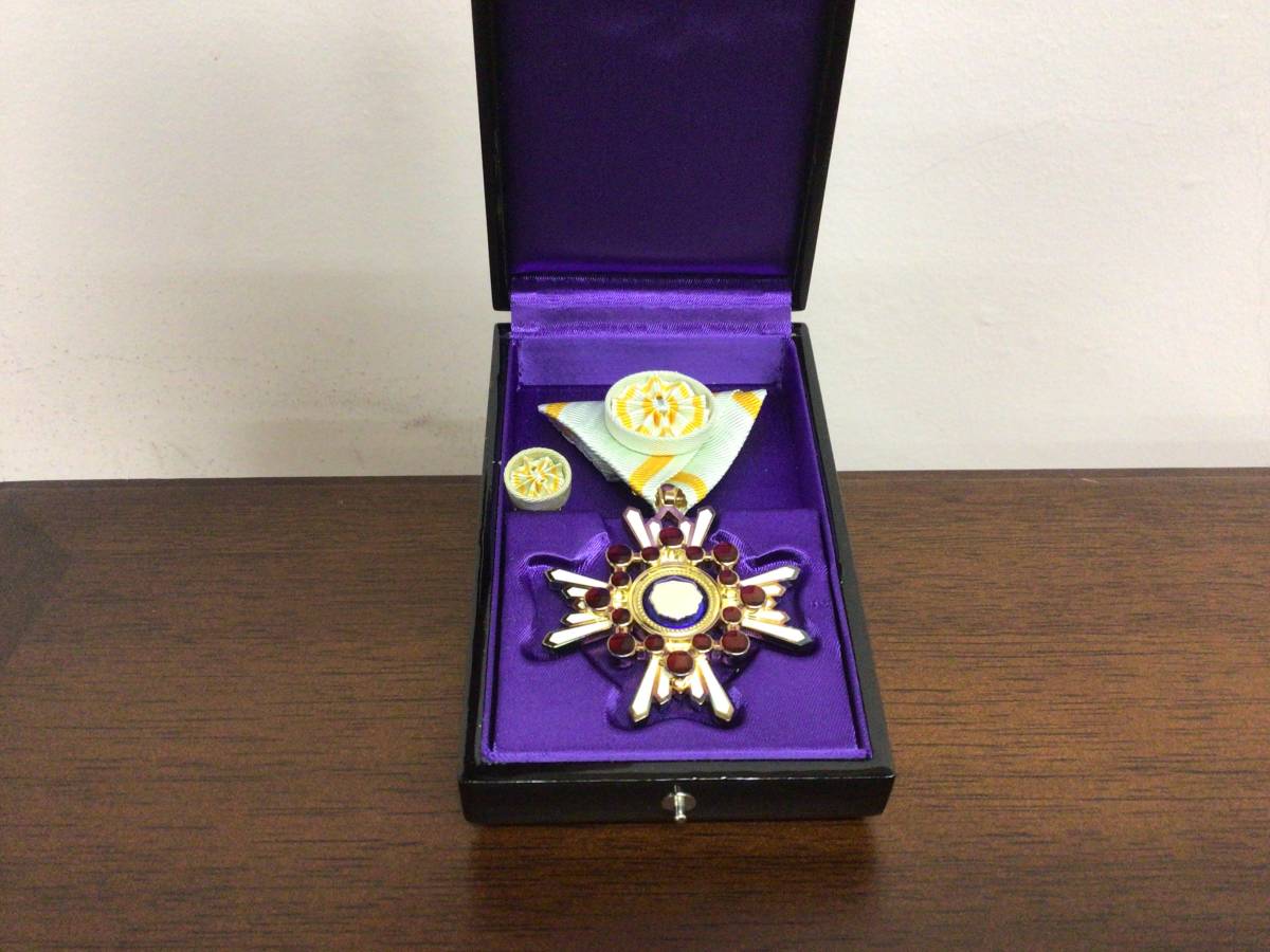 勲章　勲四等瑞宝章 勲章 四等章 勲五等瑞宝章 共箱付 勲四等瑞宝章・勲