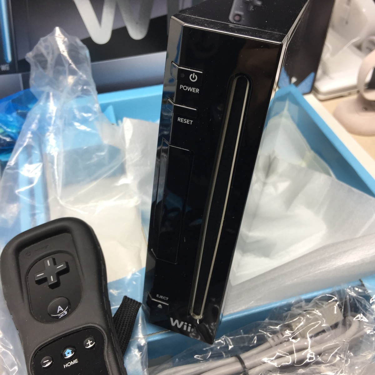 任天堂Wii本体 (クロ) Wiiリモコン2個、Wiiスポーツリゾート同梱
