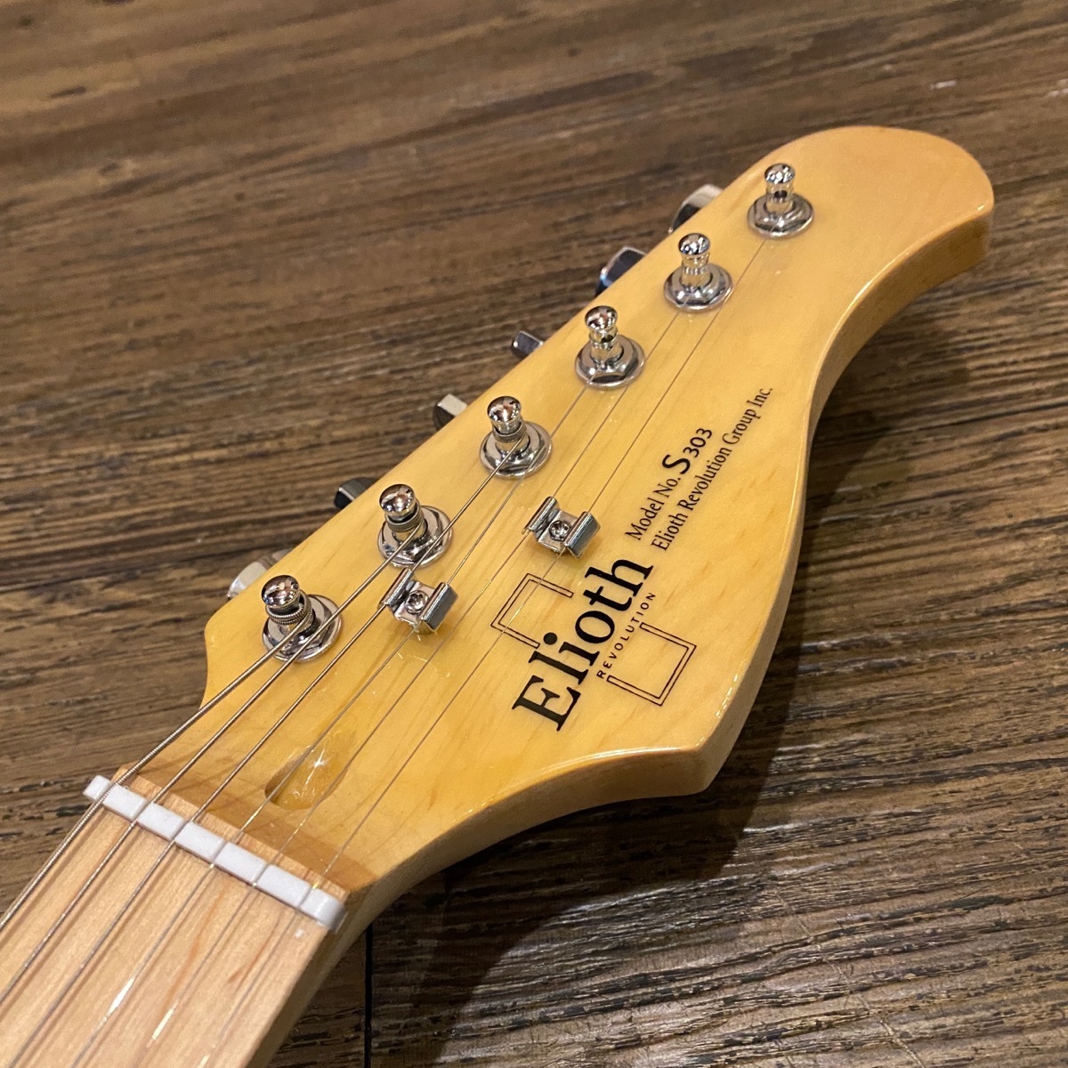 Elioth】S303 ストラトタイプ エレキギター 赤 交換ピックガード付き