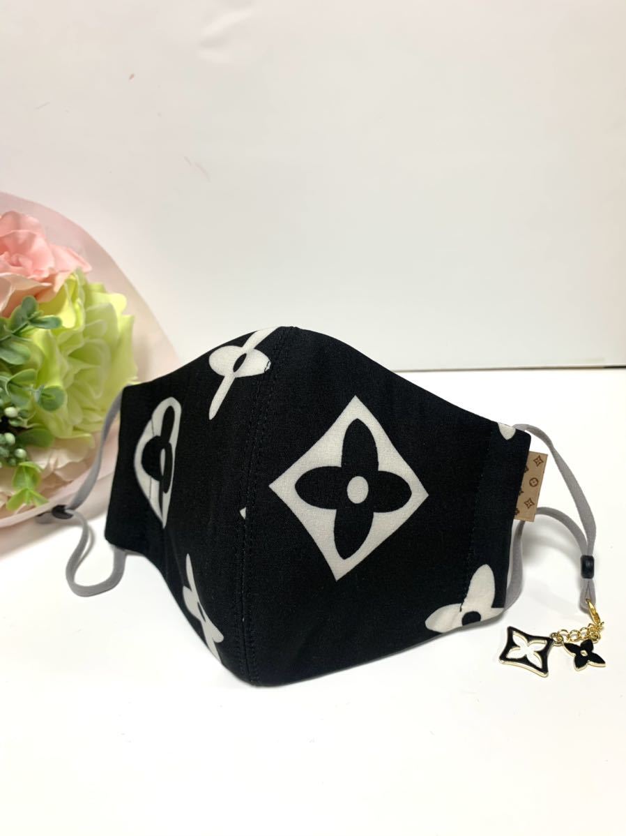 ハンドメイド　マスクカバー　チャーム付き　黒／白　送料込み　匿名発送　モノグラム　フラワー柄_1