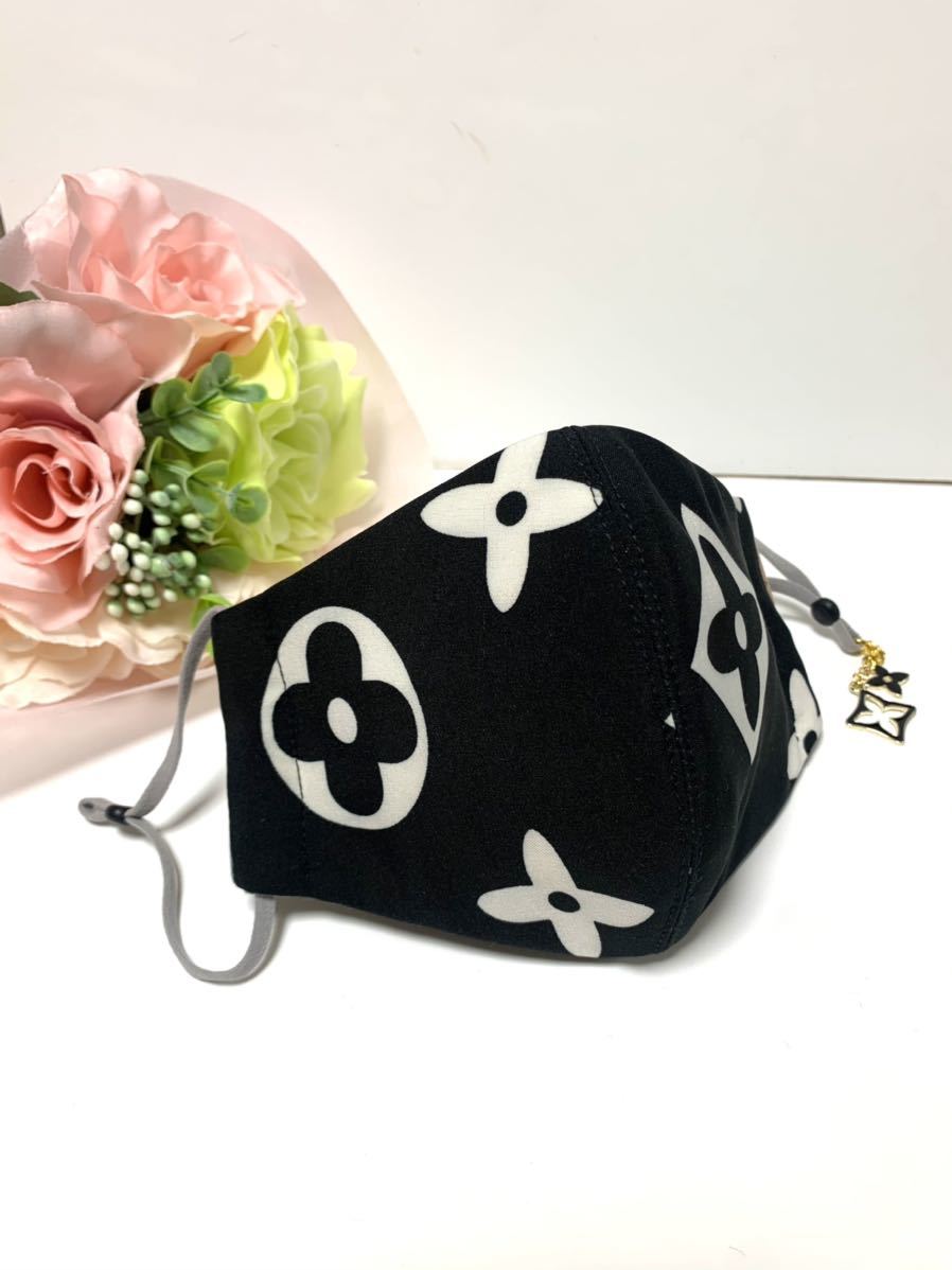 ハンドメイド　マスクカバー　チャーム付き　黒／白　送料込み　匿名発送　モノグラム　フラワー柄_2
