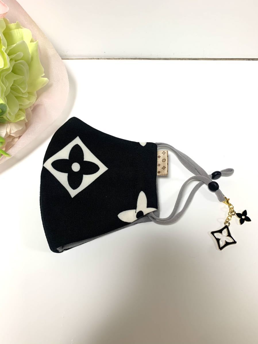 ハンドメイド　マスクカバー　チャーム付き　黒／白　送料込み　匿名発送　モノグラム　フラワー柄_3