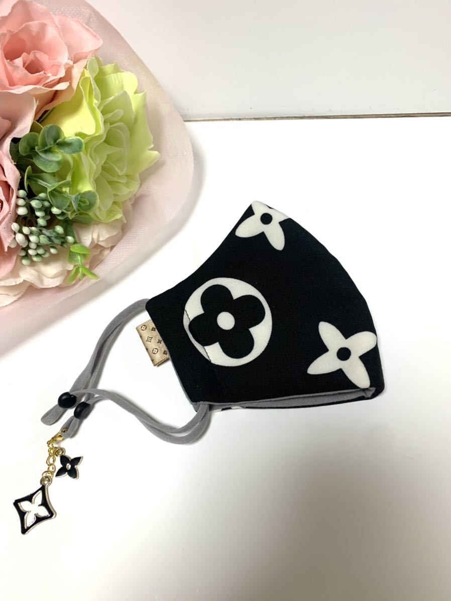 ハンドメイド　マスクカバー　チャーム付き　黒／白　送料込み　匿名発送　モノグラム　フラワー柄_4