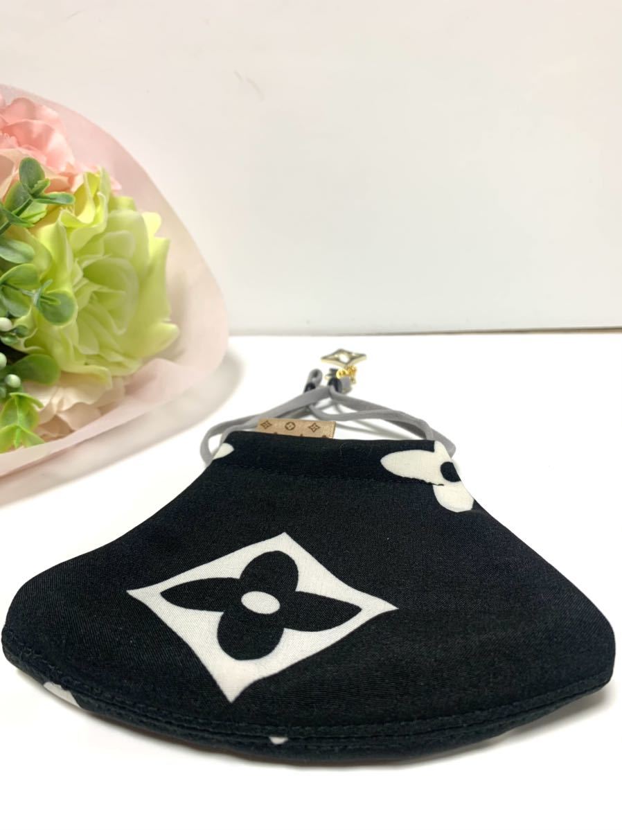 ハンドメイド　マスクカバー　チャーム付き　黒／白　送料込み　匿名発送　モノグラム　フラワー柄_5