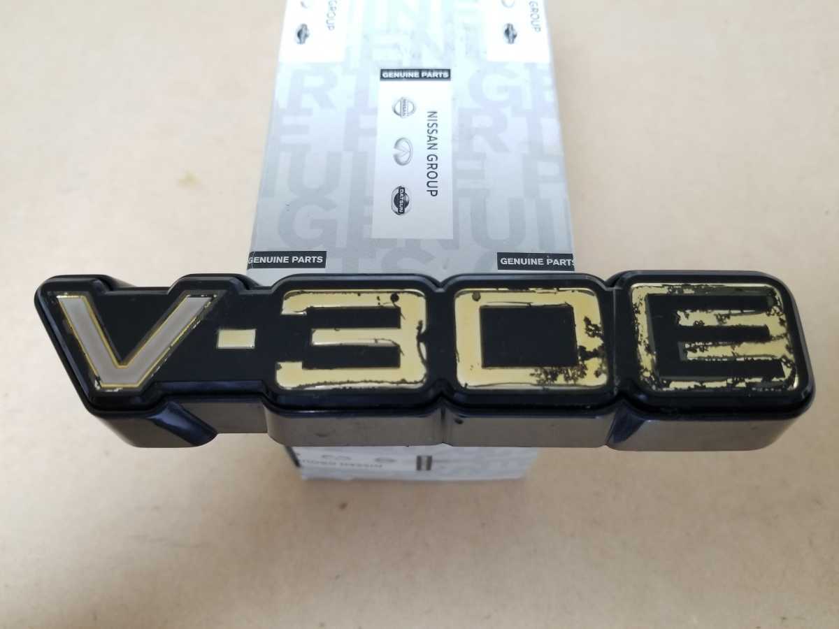 Y30　セドリック　グロリア　V30E フロントグリルエンブレム　VG30エンジン　希少　旧車　日産　詳細　適合不明　写真判断　中古　送料込み_1