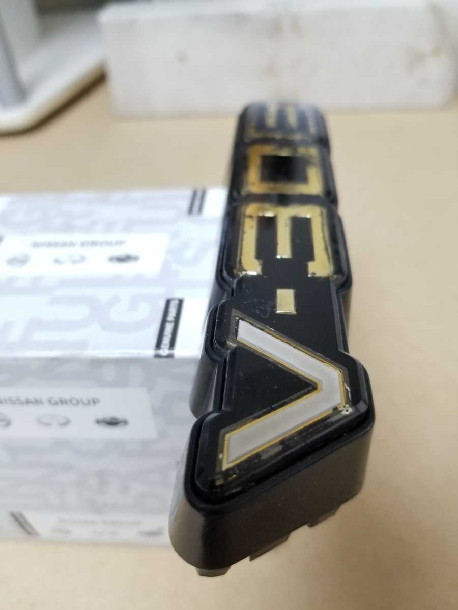 Y30　セドリック　グロリア　V30E フロントグリルエンブレム　VG30エンジン　希少　旧車　日産　詳細　適合不明　写真判断　中古　送料込み_2