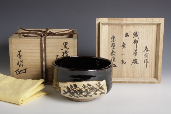 9445【 二四丗加藤春仙作助作 「春仙翁作 黒織戸 茶碗」二