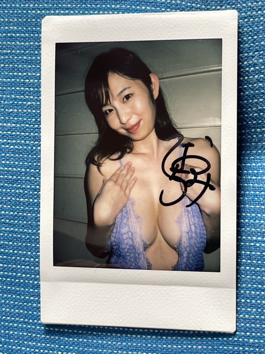 塩地美澄 直筆サイン入り 現場チェキ 紫水着 写真 売買されたオークション情報 Yahooの商品情報をアーカイブ公開 オークファン Aucfan Com